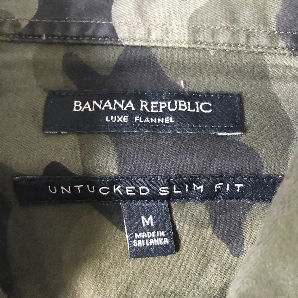 BANANA REPUBLIC CAMO POPLIN GREEN BUTTON UNTUCKED SHIRT MENS MEDIUM